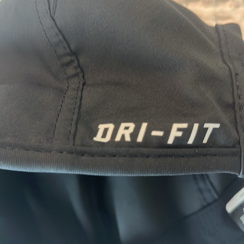 Women’s Nike hat. - Picture 3 of 4